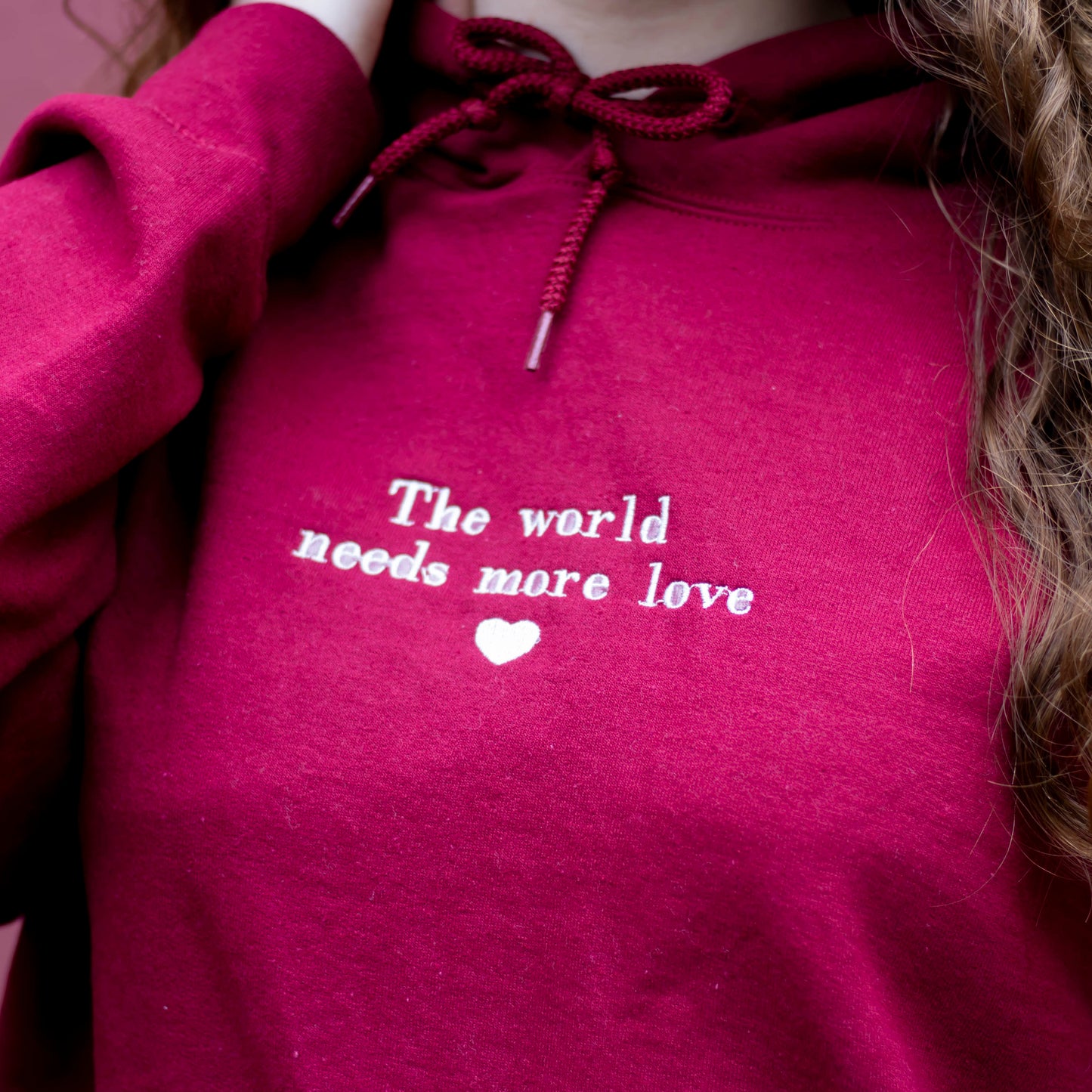 SWEAT-SHIRT "THE WORLD NEEDS MORE LOVE"